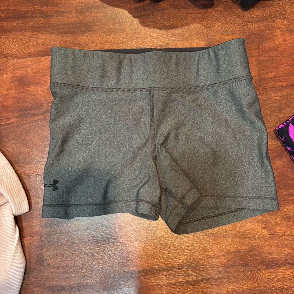 Size: Small Brand: Under Armour Color: Grey, Workout shorts